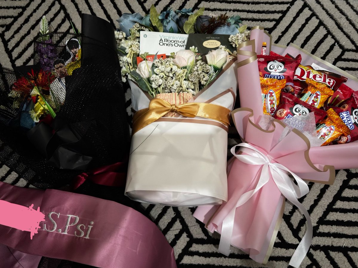 mainackies's tweet photo. my friend gave me a bouquet of books for my thesis defense :) i was touched knowing they made it themselves https://t.co/UkDBeymfn9