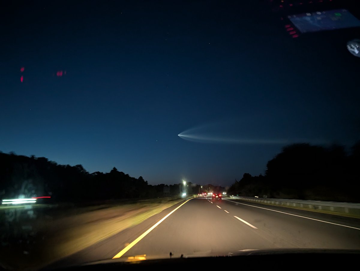 detluas's tweet photo. In 2026, even the cool things you see in the sky are just some rich dudes toys. https://t.co/Iu4peBcOZU