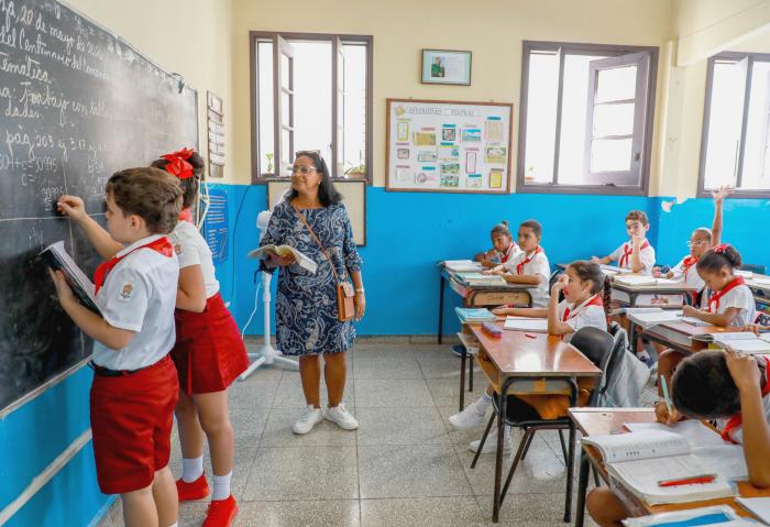 GobiernoCuba's tweet photo. 👩‍🏫👨‍🏫| Curso escolar comenzará el 1ro. de septiembre ajustado a las condiciones del país.

Las medidas adoptadas pretenden preservar la continuidad de la educación mediante una mayor flexibilidad y aprovechamiento de los recursos disponibles.

https://t.co/RZIfHYG5Pq https://t.co/cLxPbTvnoP