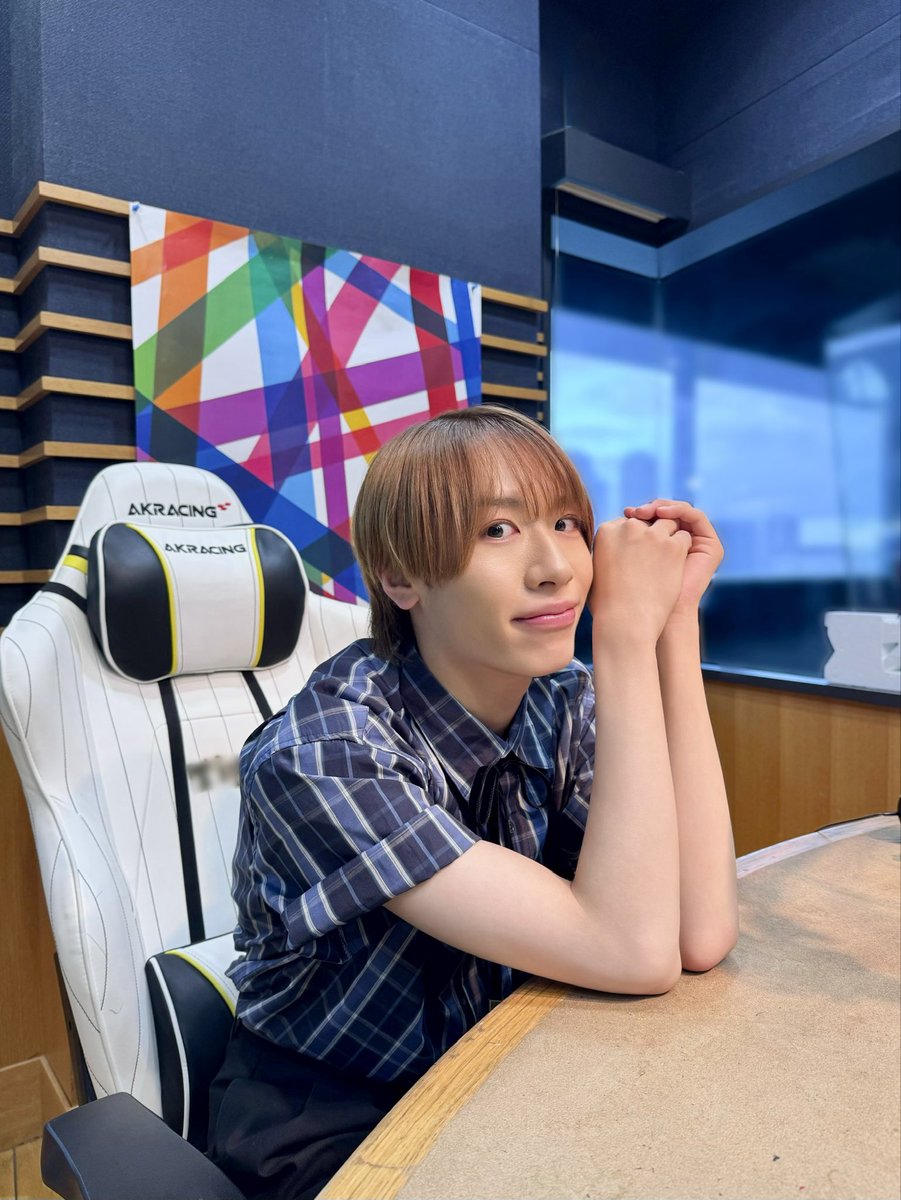 jr_official_X's tweet photo. 【 Radio📻 】

今週の『 #カンバリ！』は🎙️💨

前半は #浦陸斗 がひとりで💭
後半は #真弓孟之 と #井上一太 が加わった３名でお届けしました👦🏼👦🏻👦🏻🫳🏻

📷先日お誕生日を迎えた真弓孟之のお祝いをしていただきました🎂❤️

お聴きいただいた皆さま、ありがとうございました🌻

#AmBitious https://t.co/BBjcWRKfBP