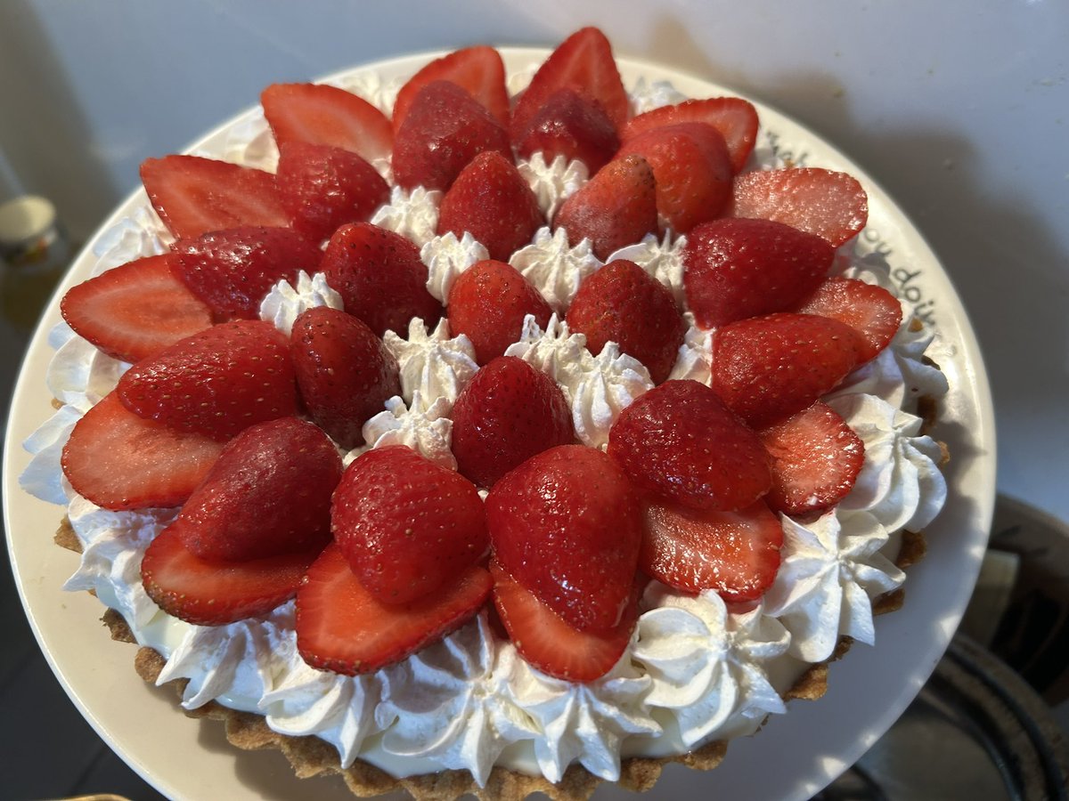 gncha's tweet photo. よもぎちゃんが誕生日なので、いちごのチーズタルト作ったよ〜！
久しぶりに生地から焼いた😋 https://t.co/mLUra5WOcJ