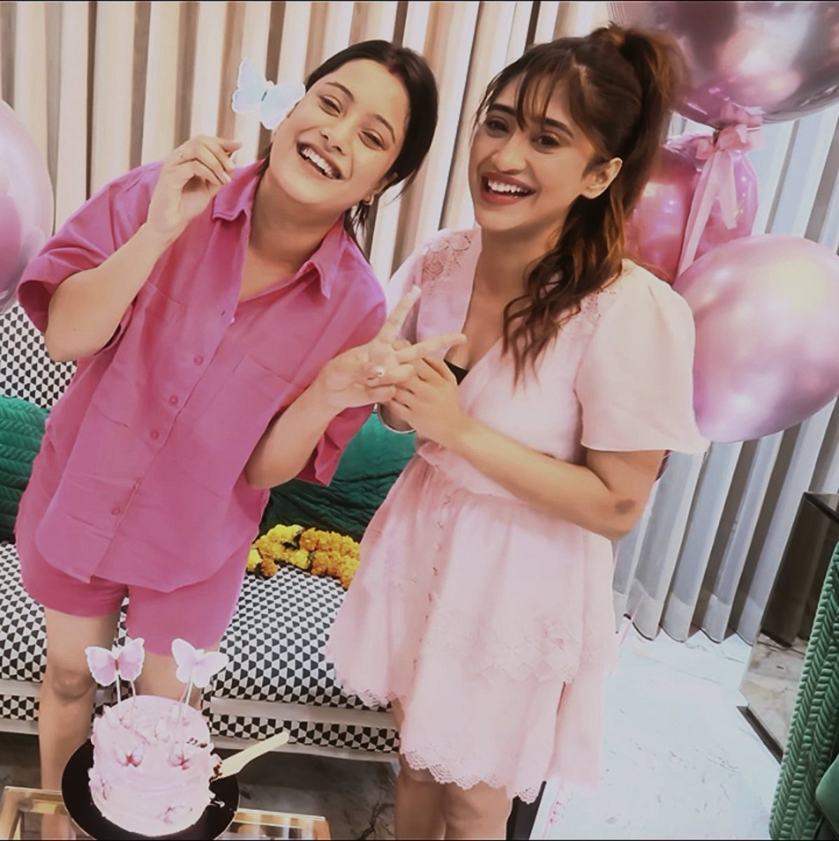 shivangiisukoon's tweet photo. omg they’re all so cutee 🥹🎀🤍
I loved how excited they were to show the decorations to her and make her happy - she is genuinely so loved 🥹💗

#ShivangiJoshi #Shivangians https://t.co/kyGCeu87Wu