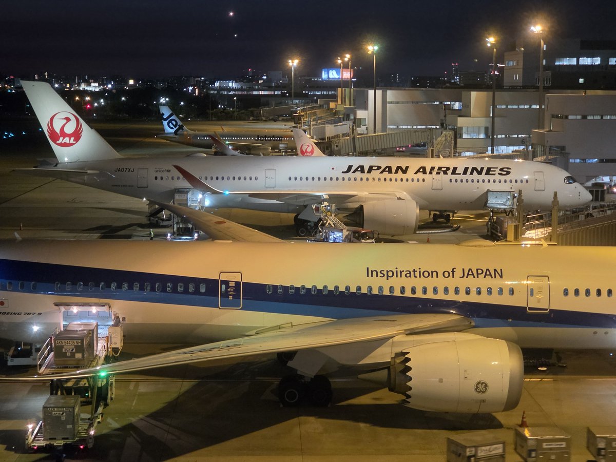 kskuchan's tweet photo. そして…
福岡でも空港で飛行機を眺める笑 https://t.co/LuUvrAszca