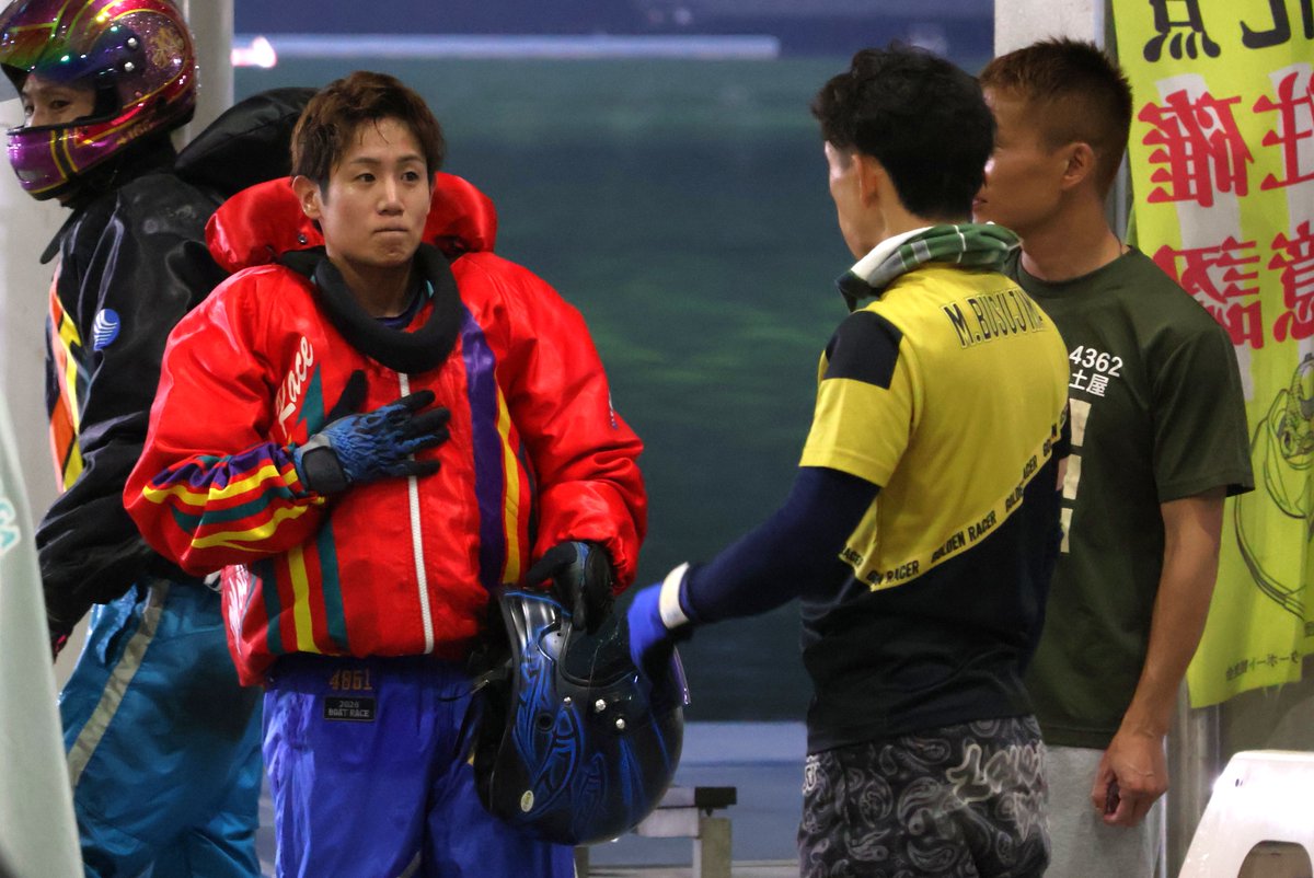 daily_boatrace's tweet photo. 【#ボートレース桐生】  
 #ＳＧボートレースメモリアル
初日１０Ｒは、３号艇の関浩哉がまくり差しで快勝。前半４Ｒの４着から巻き返しに成功し「ここで１着を取れると思っていなかったのでデカい。前半よりターンのロスはなかったし、前に押してくれる感じは自分好みです」と気配も大幅に底上げ。毒島誠ら先輩たちと話す表情も穏やかです。
  #BOATRACE 　#ボートレース 　#関浩哉