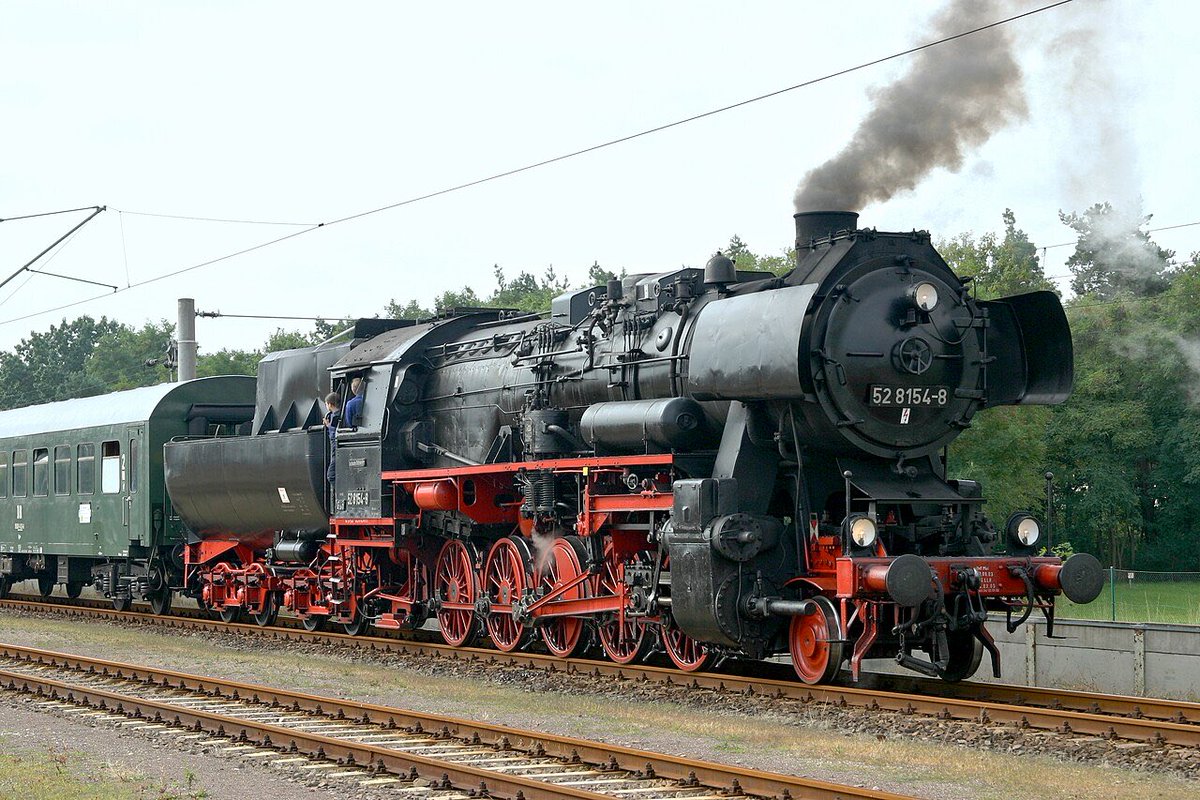 futaba_AFB's tweet photo. JR西日本って電車とか新幹線とか全部で6000両以上の車両があるそうなんですけど、ナチス時代のドイツでは爆発的に増えた戦争に関わるありとあらゆる輸送で鉄道が飽和していて1942年にBR52と言う戦時急増機関車を作るのですが終戦までの3年間に6200両以上を作っていて機関車だけでJR西日本と同規模... https://t.co/VkccTLSiGY