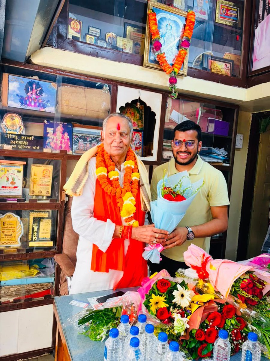 JainamBaid3's tweet photo. पूर्व सांसद, वरिष्ठ नेता, कुशल संगठक एवं मार्गदर्शक आदरणीय श्री अशोक शर्मा जी से उनके निज निवास पर आत्मीय भेंट कर गुलदस्ता भेंट किया और जन्मदिन की हार्दिक शुभकामनाएं प्रेषित कीं। https://t.co/i6Qyo0NnHH