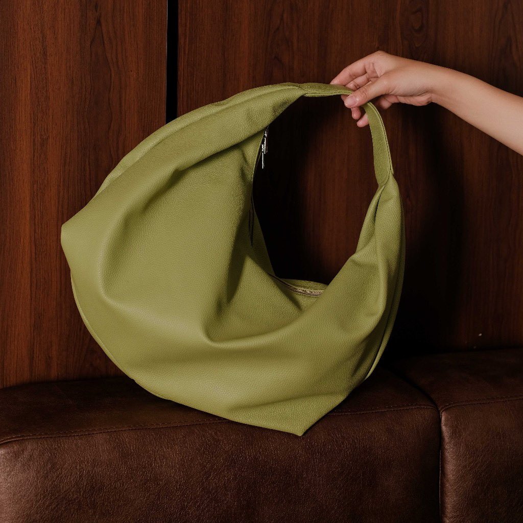 FSN989's tweet photo. Tas cemplang-cemplung super slouchy gini harganya cuma 100ribuan✨✨. Tas2 lokal brand skrg emang bener2 yaa🤏🏻🤏🏻

https://t.co/HylP3KexJH https://t.co/7rnpiKLoZE