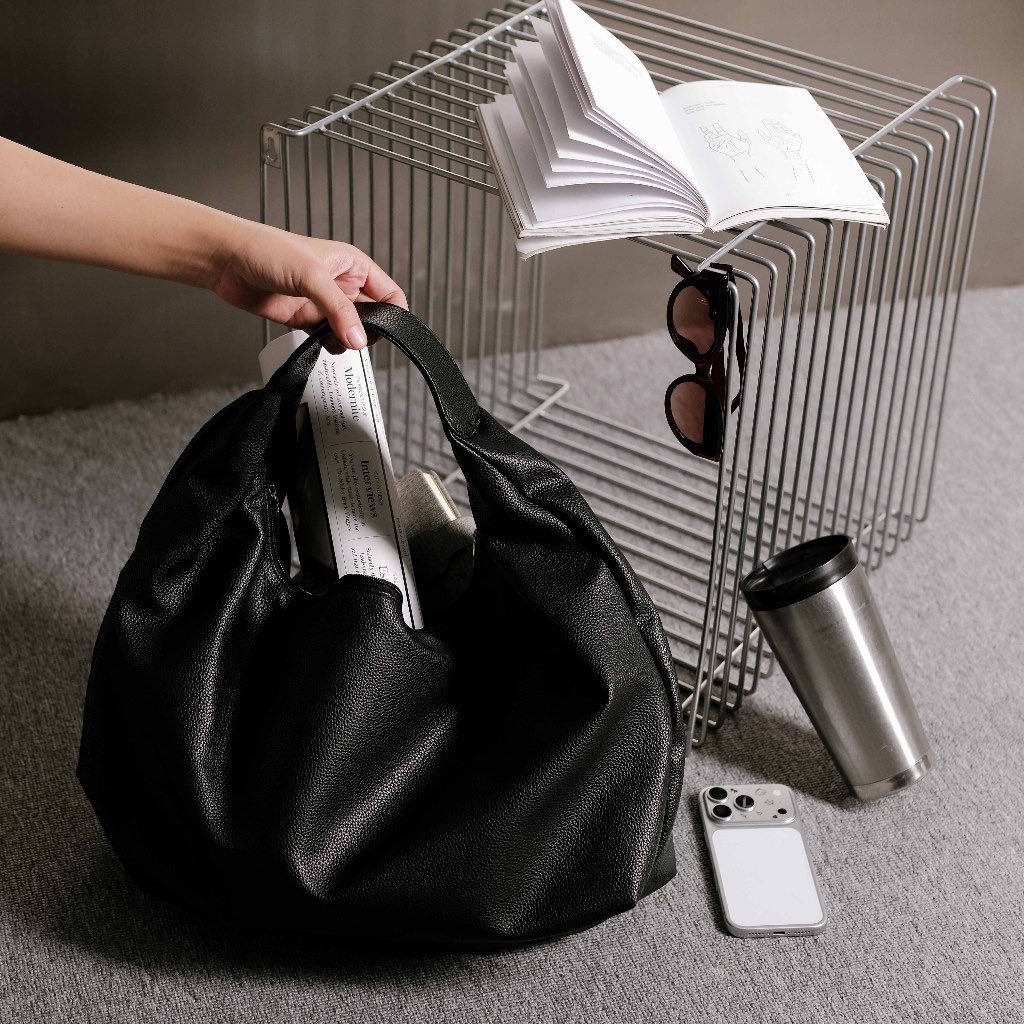 FSN989's tweet photo. Tas cemplang-cemplung super slouchy gini harganya cuma 100ribuan✨✨. Tas2 lokal brand skrg emang bener2 yaa🤏🏻🤏🏻

https://t.co/HylP3KexJH https://t.co/7rnpiKLoZE