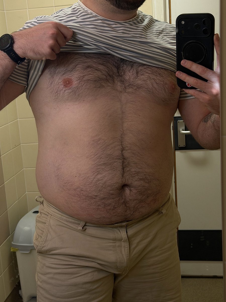 xdandeli0nx's tweet photo. This is becoming a habit every time I come to this toilet at work…Anyways happy Tummy Tuesday https://t.co/lqGLg6GCzc