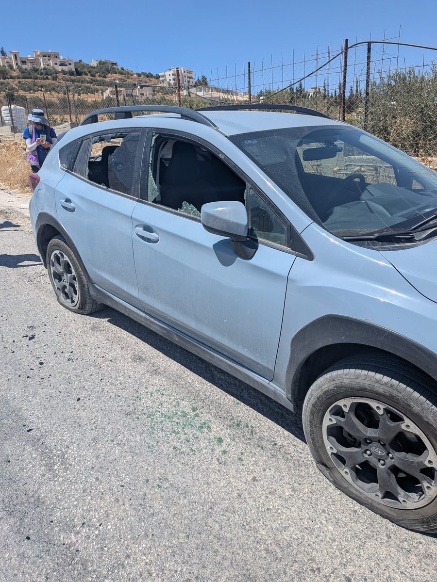 omdimbeyachad's tweet photo. זה מה שקרה לפני זמן קצר בג׳נתא: מתנחלים רעולי פנים, חמושים באלות וגז מדמיע, תקפו את הפעילים שלנו שהגיעו לנוכחות מגינה יחד עם שותפינו מ@RHRIS ו@BneiAvrahamact. הרסו רכבים, הכו, פינצ׳רו צמיגים, וכל זה כשחיילים נמצאים לידם - ולא עושים דבר. 

סליחה, תיקון טעות. החיילים כן עשו משהו - הם גירשו מהמקום את הפעילים שלנו