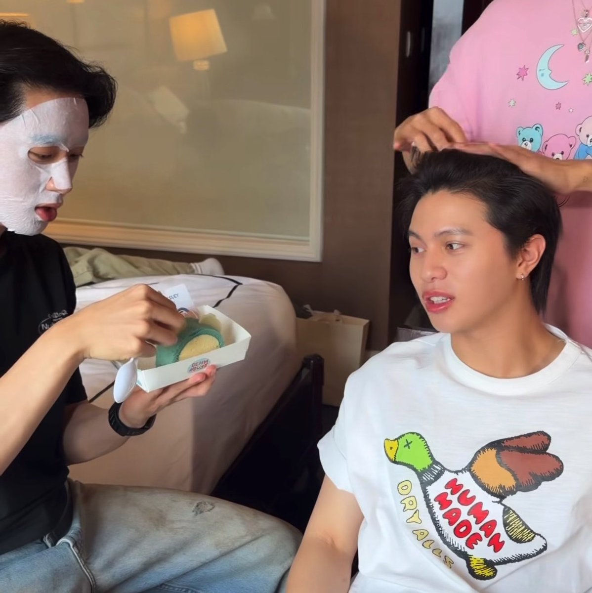 underthesamsky_'s tweet photo. ครอบครัวสุขสันต์มาก กลับมาเจอกันก็นั่งกินเนื้อลูกด้วยกัน https://t.co/p8ymHVi5Wb
