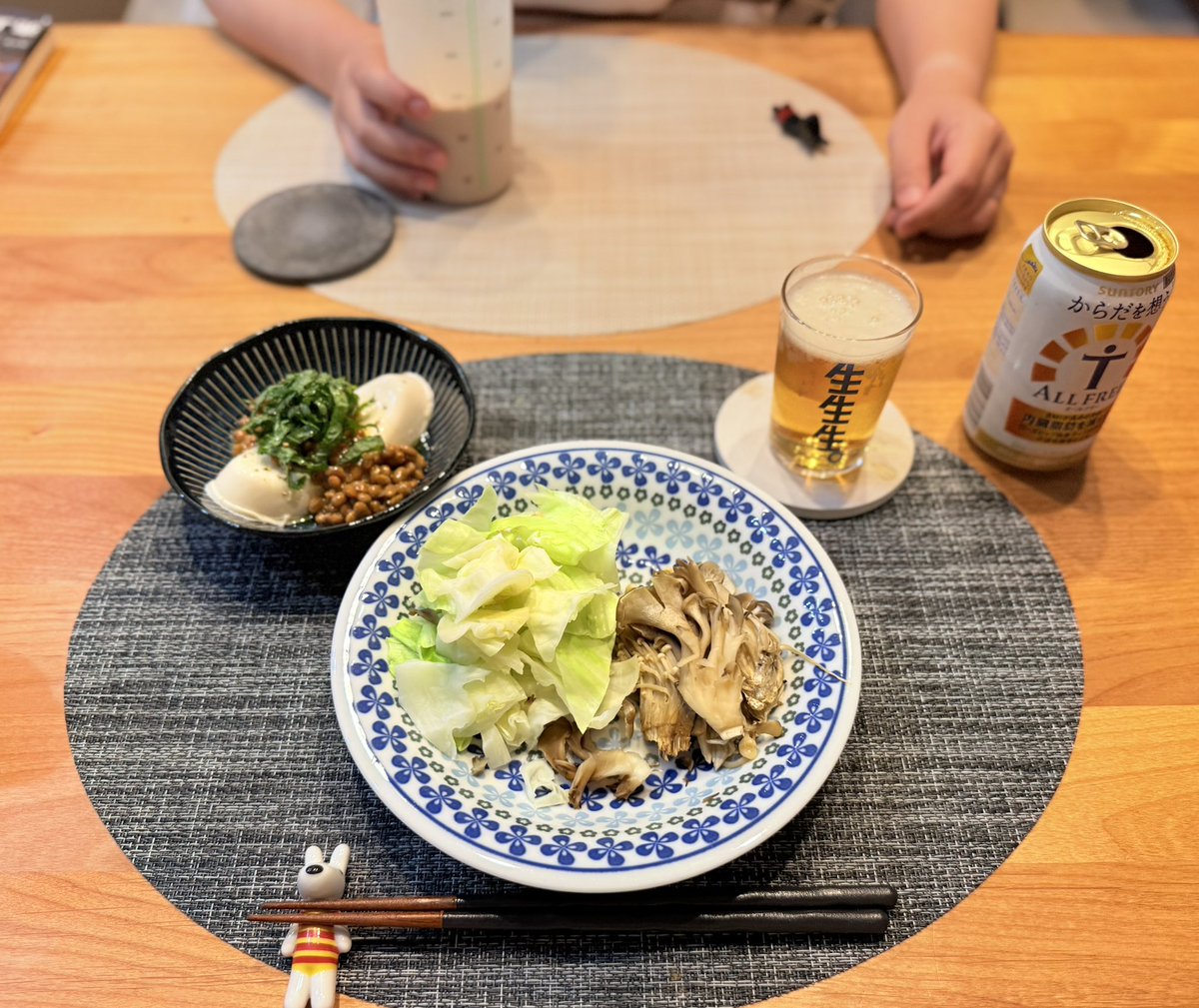 RyuKaTYMS's tweet photo. 晩ご飯、ちゃぴ子さん(chatGPT)と相談してプロテインだけから変更。
本当はここに鶏ささみが加わるはずだったのですが、スーパーに寄ったのに買い忘れて今日はなし。

・納豆
・豆腐
・きのこ
・きゃべつ

晩ご飯を作らなくて楽だけど、晩ご飯を作るのはどちらかと言うと好きなのでそこが少し寂しい。 https://t.co/OSqeDUA61v
