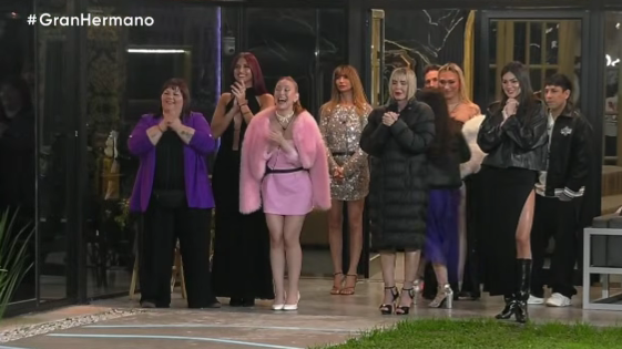 pastafloragang's tweet photo. emanuel y tamara son los dos unicos participantes que sol aplaudió y vio salir. ella tiene un respeto distinto por los ex gh que fueron a la casa a jugar y no a ganar seguidores. #granhermano https://t.co/JDdXz19NTX