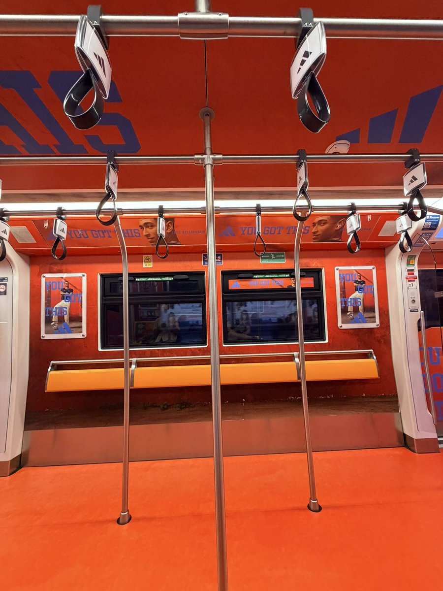 ayu_dibkk's tweet photo. 月に一度？それ以下のBTSのお時間です🚃

電車内の中はadidas仕様になっていて
とてもクールな印象でした👼🏻🧡🇹🇭

#bts #skytrain #bkklife #thonglor https://t.co/rJS1CL9vbF