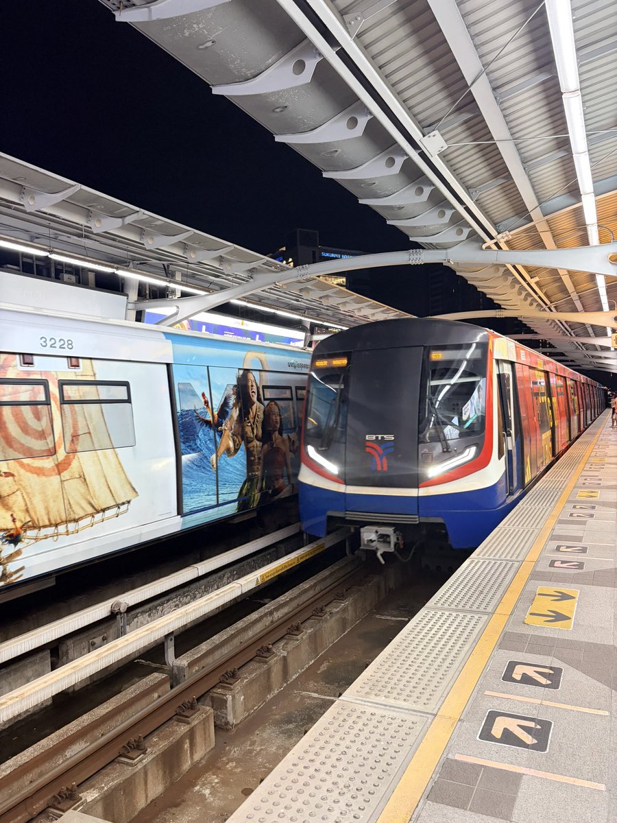 ayu_dibkk's tweet photo. 月に一度？それ以下のBTSのお時間です🚃

電車内の中はadidas仕様になっていて
とてもクールな印象でした👼🏻🧡🇹🇭

#bts #skytrain #bkklife #thonglor https://t.co/rJS1CL9vbF
