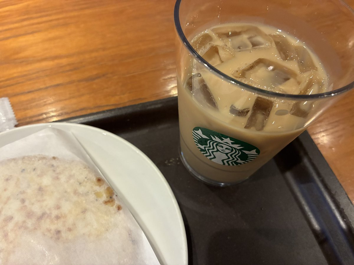 bluescecile's tweet photo. ミルク半分追加🥛
作ってもらった。おいしい😋

ストロー、前はついてたけどスタバは基本的に付いてないもんなんかな？(アイスあんま飲まない)
って思って周り見たらみんなストロー付いてた… 悲しい〜

おねーさんちょっと怖かったから言えなかった🥹笑
※前とは別のお店 https://t.co/UvbkRS8nw6