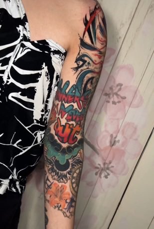 gugiees's tweet photo. Le copiaron literalmente el tatuaje del brazo a jungkook y el tatuador original de ese diseño tuvo que salir a hablar, de verdad que falta de respeto https://t.co/neatK4D204
