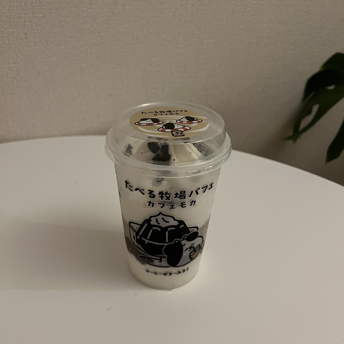 taracopastarr's tweet photo. ファミマ　たべる牧場パフェ　カフェモカ
たべぼくのパフェあいかわらず大きい！スプーン選びがむずかしい(-_-)
真ん中のカフェモカアイス、思ってたよりちゃんとカフェモカ！コーヒーゼリーもビターで食感も💖ひさびさにたべぼく食べたらとてもおいしい✨あっという間に一個余裕で食べ切った https://t.co/GuC4F7DZJG