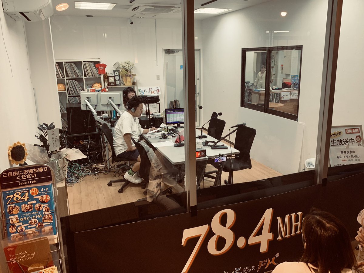 dnm_labo's tweet photo. 新しいスタジオ！
めちゃくちゃ広くて綺麗！

まもなくオンエアー！📻

#ならどっとfm https://t.co/CtuY0VMGG8