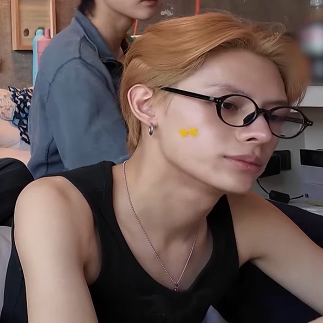 zhaoyufinesheyt's tweet photo. Seeing orange james with specs feels like seeing an ex 😭 https://t.co/hrXRxpfnas