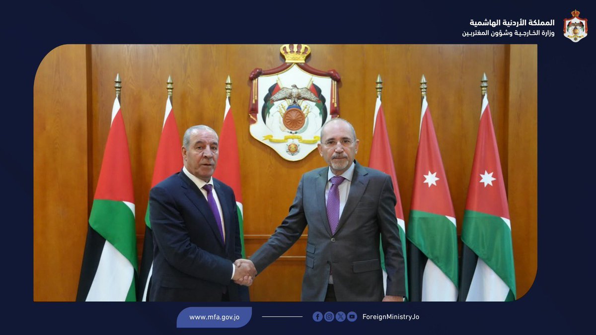 ForeignMinistry's tweet photo. استقبل نائب رئيس الوزراء ووزير الخارجية وشؤون المغتربين أيمن الصفدي @AymanHsafadi اليوم نائب رئيس دولة فلسطين الشقيقة حسين الشيخ @HusseinSheikhpl، وأجرى معه مباحثات ركّزت على تطورات الأوضاع في الأرض الفلسطينية المحتلة والتنسيق والتشاور المستمرَّيْن إزاءها.

وبحث الصفدي والشيخ في اللقاء، الذي حضره عضو اللجنة المركزية لحركة فتح رئيس جهاز المخابرات العامة اللوا�� ماجد فرج ورئيس المجلس الوطني الفلسطيني روحي فتوح، التدهورَ الخطير الذي تشهده الضفة الغربية المحتلة، وحذ��را من تبعات استمرار الإجراءات الإسرائيلية اللاشرعية، بما فيها إرهاب المستوطنين وتوسّع الاستيطان ومصادرة الأراضي ومحاصرة الاقتصاد الفلسطيني.

ودان الصفدي والشيخ تصاعد إرهاب المستوطنين ضدّ الفلسطينيين، ومواصلة إسرائيل حملتها المُمنهَجة لاستهداف وكالة الأمم المتحدة لإغاثة وتشغيل اللاجئين الفلسطينيين (الأنروا) والتضييق عليها وعلى مؤسساتها في القدس المحتلة، وقرار سلطات الاحتلال طرح عطاءات لبناء مئات الوحدات الاستيطانية ضمن المشروع الاستيطاني"E1" شرقي القدس المحتلة.
 
 وأكّد الصفدي والشيخ ضرورة وقف الانتهاكات الإسرائيلية في القدس المحتلة ومحاولات إسر��ئيل المُمنهَجة تغيير الوضع التاريخي والقانوني القائم في المقدسات الإسلامية والمسيحية. كما أكّدا أهمية تنفيذ مخرجات الاجتماع الوزاري لدعم القدس وأماكنها المقدسة الذي استضافته المملكة في الثامن من هذا الشهر.

وحول التطورات في قطاع غزة، أكّد الصفدي والشيخ ضرورة تثبيت الاستقرار، وتنفيذ كامل بنود خطة الرئيس الأميركي دونالد ترامب حول غزة، وضمان إدخال المساعدات الإنسانية الكافية والمستدامة إلى القطاع دون عوائق للتخفيف من الكارثة الإنسانية المستمرة فيه. 

ودعا الصفدي والشيخ إلى ضرورة بلورة تحرّك إقليمي ودولي فاعل وجادّ لوقف الإجراءات الإسرائيلية اللاشرعية التي تكرّس الاحتلال وتقوّض فرص تحقيق السلام العادل، وتدفع الضفة الغربية نحو الانفجار، وتشكّل خرقًا فاضحًا للقانون الدولي وقرارات الشرعية الدولية. 

وشدّد الصفدي والشيخ على أنّ تجسيد الدولة الفلسطينية المستقلة وذات السيادة على خطوط الرابع من حزيران عام ١٩٦٧ وعاصمتها القدس الشرقية على أساس حلّ الدولتين هو السبيل الوحيد لتحقيق السلام العادل والشامل الذي يضمن الأمن والاستقرار الدائمَين في المنطقة.

واتفق الصفدي والشيخ على استمرار التعاون والتنسيق حيال التطورات، والقضايا ذات الاهتمام المشترك.

#الأردن
#فلسطين