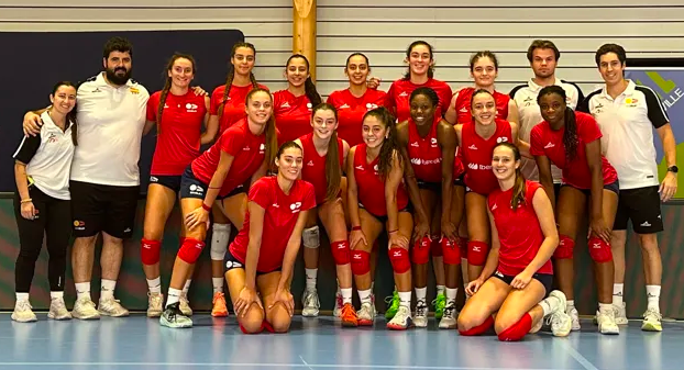 VoleiEspanol's tweet photo. En su primer partido de WEVZA U19, la selección española femenina se impone a Suiza por 3-0 (19, 14 y 13).

Mañana se las verán con Francia. https://t.co/bfvaUqBrQo