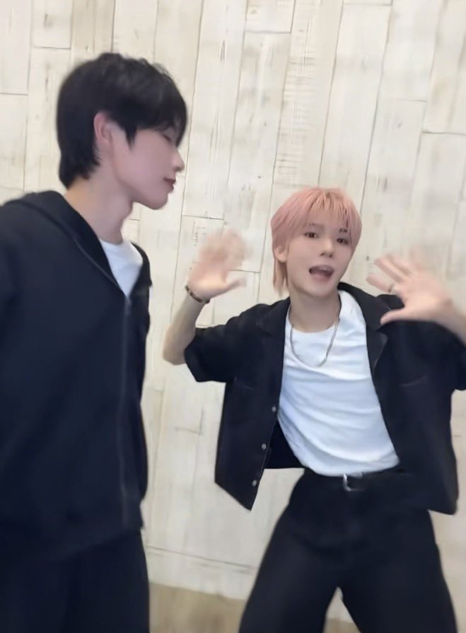 H_yk618's tweet photo. 💙👀→→→→→→→→→🩷
少しは見たれ笑

 #KO1KEYZ https://t.co/rPIdJXRKOW