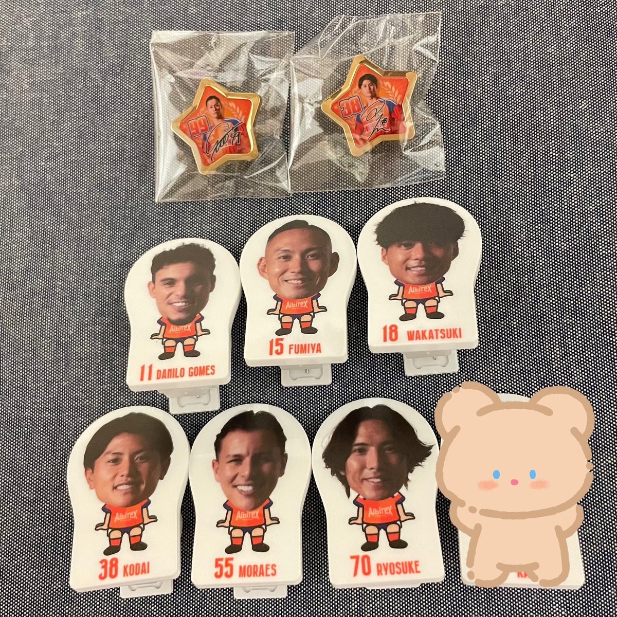 chibita_r's tweet photo. 山形戦でお取引可能な方でお願いします🙇🏻‍♀️

【譲】
おすわりクリップ  11.15.18.38.55.70
勝ち点ピンバッジ 38.99
※18.55は6.71との交換優先

【求】
ガチャステッカー 71
おすわりクリップ 6.71
勝ち点ピンバッジ 6.40
定価

異種交換可🙆‍♀️
特にステッカー求めてます!!
 #albirex  #アルビレックス新潟 https://t.co/NywGPsgAUH