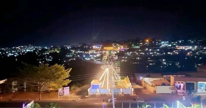 akezanet's tweet photo. 🔴 Le #Ferris Wheel est déjà arrivé au Burundi, dans la province @Gitega. Cette tour d'attraction est financé par la banque américaine #AXOS à hauteur d'un milliard de francs burundais avec intérêt de 7% sur 3 ans. C'est une première au Burundi et elle permettra aux visiteurs nationaux et aux touristes de se détendre.
#lesbeautesdecheznous #akezanet #tourisme #Burundi