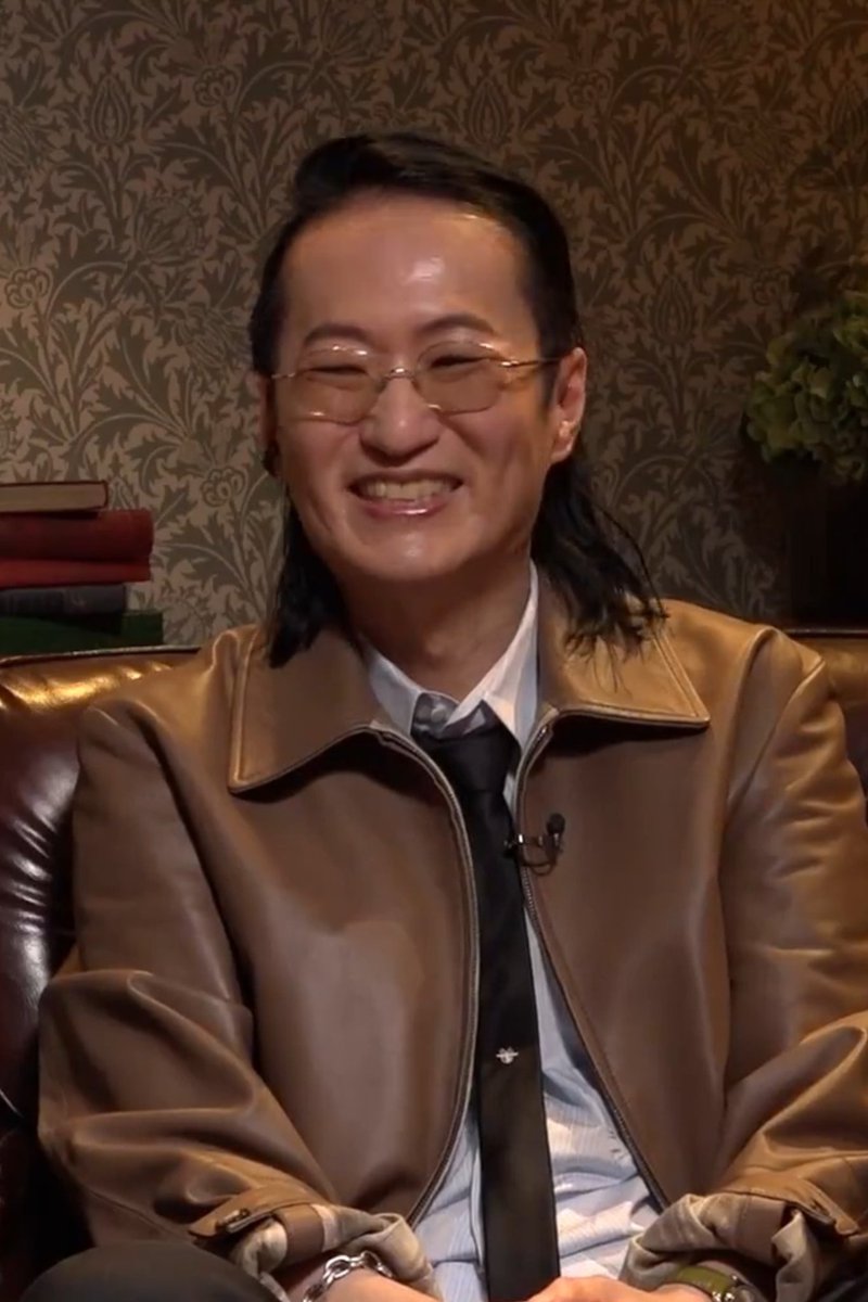 animeupdates's tweet photo. New photos of 'BLEACH' creator Tite Kubo with a giant smile and laughing 😁 https://t.co/osz51vX6Ew