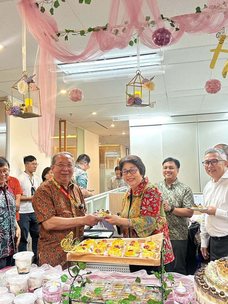 PersatuanG's tweet photo. Happiest 70th Birthday Ibu The Biao Ling, semoga sehat selalu, panjang umur dan bahagia bersama keluarga https://t.co/HG9anM3sRA
