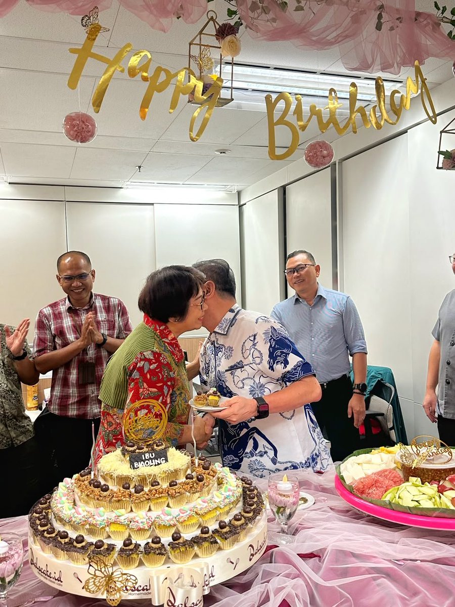 PersatuanG's tweet photo. Happiest 70th Birthday Ibu The Biao Ling, semoga sehat selalu, panjang umur dan bahagia bersama keluarga https://t.co/HG9anM3sRA