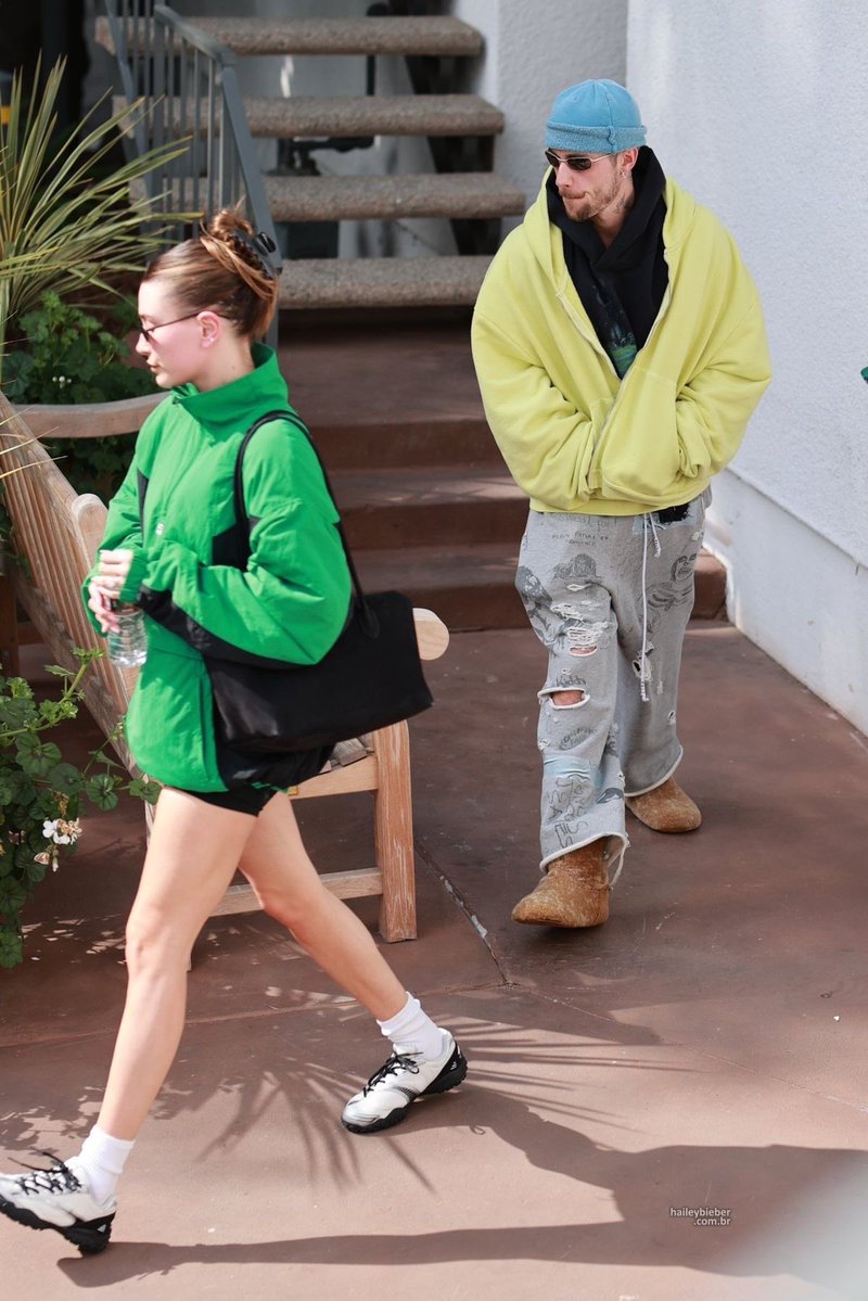 VistaVoid's tweet photo. Hailey &amp; Justin Bieber https://t.co/sMJB8skuKn
