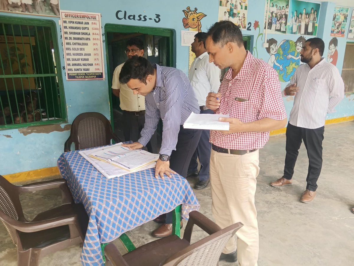 DMBalrampur's tweet photo. मुख्य विकास अधिकारी द्वारा प्राइमरी स्कूल तुलसीपुर साउथ, बलरामपुर का निरीक्षण किया गया। इस दौरान विद्यालय में बच्चों को उपलब्ध कराई जा रही शैक्षणिक सुविधाओं, पठन-पाठन के वातावरण एवं अन्य व्यवस्थाओं का जायजा लिया गया।
 बच्चों के साथ बैठकर मध्याह्न भोजन ग्रहण किया तथा भोजन की गुणवत्ता, स्वाद एवं स्वच्छता को प्रत्यक्ष रूप से परखा। 
@CMOfficeUP @UPGovt