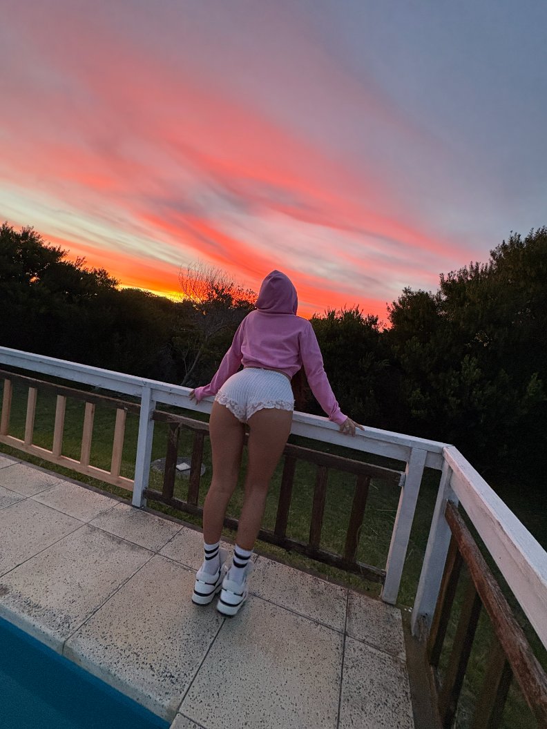 talialane69's tweet photo. @sophieraiin my view is just better don't you think? https://t.co/cxCsesj1V6