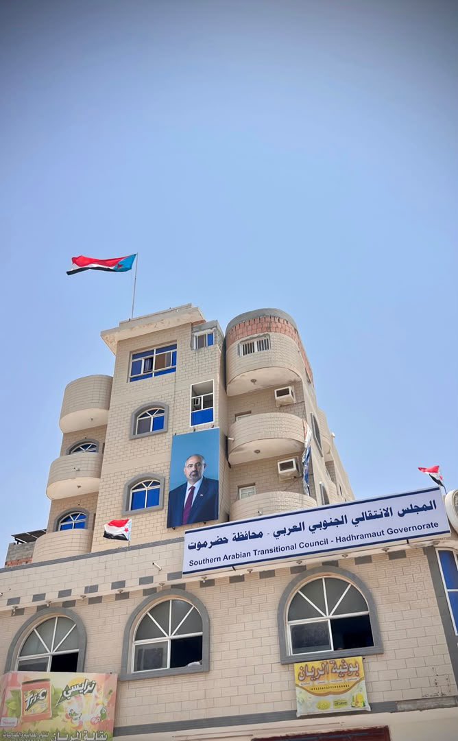 NikuJafarnia's tweet photo. @hrw is monitoring reports that the Southern Transitional Council #STC's offices were raided in Hadramawt #Yemen. Authorities should immediately investigate, and ensure put an end to the long-standing cycle of repression of freedom of political expression by all parties in Yemen. https://t.co/GXKvUg5VhU