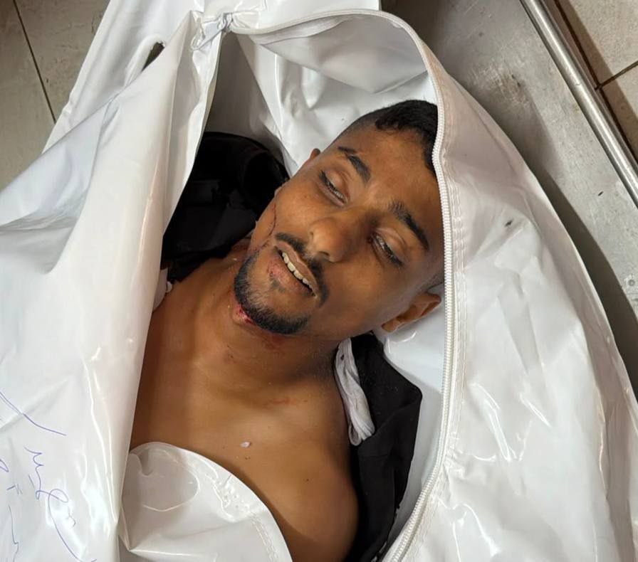 Timesofgaza's tweet photo. 🔴 The body of martyr Amir Ahmed Ibrahim Al-Kadash, who was killed moments ago after an Israeli drone targeted a group of civilians near Tabariya, west of Khan Younis. https://t.co/BQ7EL4JtR3