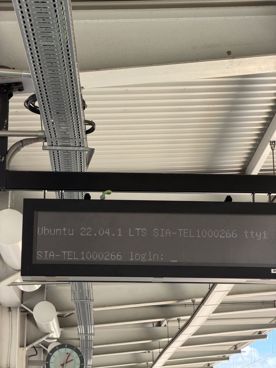 jorgemitcom's tweet photo. Por favor, @CercaniasMadrid, yo les inicio sesión, pero llevamos ya todo el verano y más allá así en la estación de Fuenlabrada https://t.co/Y85VscMLQu