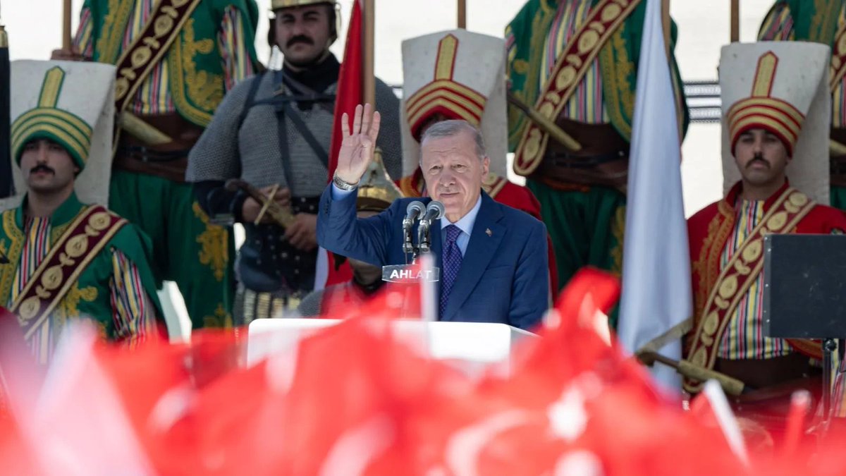 SireneOznur's tweet photo. Ahlat'taki Malazgirt programında konuşan Cumhurbaşkanı Erdoğan:

➖"Kudüs ve İstanbul, Ahlat'ta vücut bulan imanla fethedilmiştir." https://t.co/UurNsesiO7