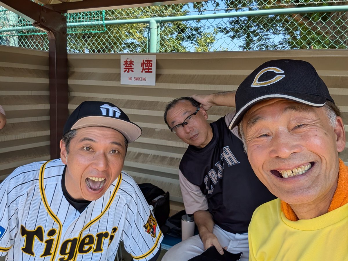 fg1cq03oSpM70eR's tweet photo. 脊柱菅狭窄症が悪化 70年間楽しんだ野球引退する事にしました。淋しいです🥶　応援に行ったら、Mr.Childrenの中川敬輔さん我がベンチに来てくれました😊　そして又負けました💦　野球万歳🙋 https://t.co/kCF4GZqa2g