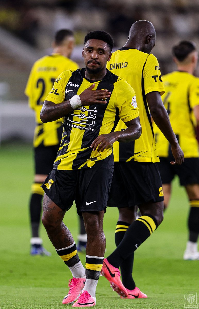 AbdullaFallatah's tweet photo. تابعت مباراة الاتحاد والحزم.. فرحت بالفوز الصعب، وحزنت على وضع العميد.. فريق فوارقُه كبيرة عن أقرانه. تابعناهم صفقات وتعاقدات ونجوماً من الوزن الثقيل، والغالي ثمنه فيه. أما الاتحاد ففريق عادي خالي من النجوم الثقال، لا يفرق عن فرق الوسط، وليس له إلا مدرج عظيم يقف معه في السراء والضراء