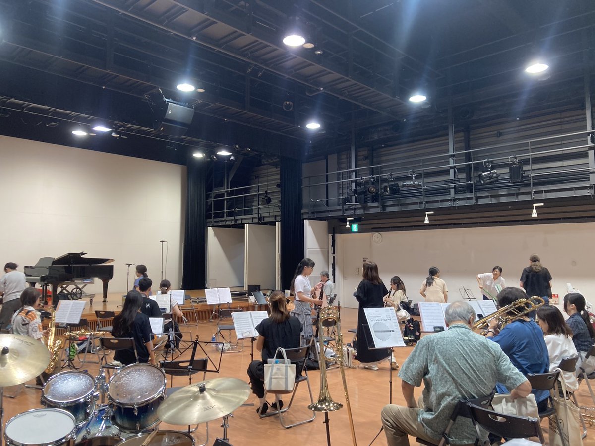 yws_brass's tweet photo. 【ブログ更新】
担当:ネネ(ユーフォニウム)
・母校が出場する「神奈川県マーチングコンテスト」の応援に駆け付けました🚩
・全力の演奏演技に胸が熱くなり、大きなパワーをもらいました🔥
・強い刺激とモチベーションをもって、あと1か月練習に励みます✨
#YWS 🤤
https://t.co/M5KPBdA7D6 https://t.co/OZm8hMT1h8