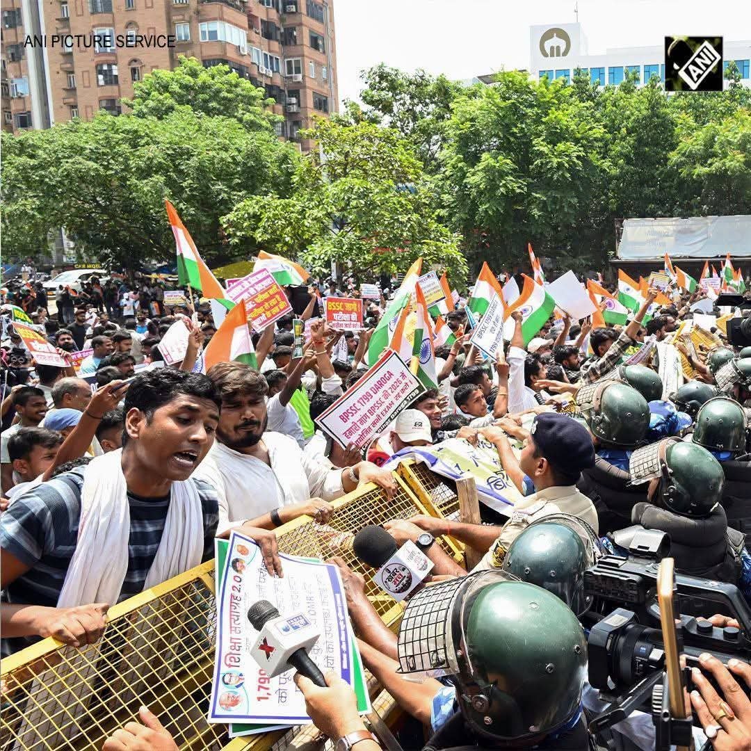 AiyfBanka's tweet photo. BPSC, BSSC, TRE-4, लाइब्रेरियन सहित छात्र-युवाओं के सवालों और अधिकारों को लेकर आज बिहार विधानसभा घेराव के लिए छात्र-युवा आगे बढ़े।
प्रदर्शनकारियों ने तीन बैरिकेड पार किए। डाकबंगला चौराहे पर चौथे बैरिकेड के पास पुलिस की ओर से काफी मशक्कत के बाद वॉटर कैनन का इस्तेमाल किया गया। https://t.co/pLpt7OFLCw