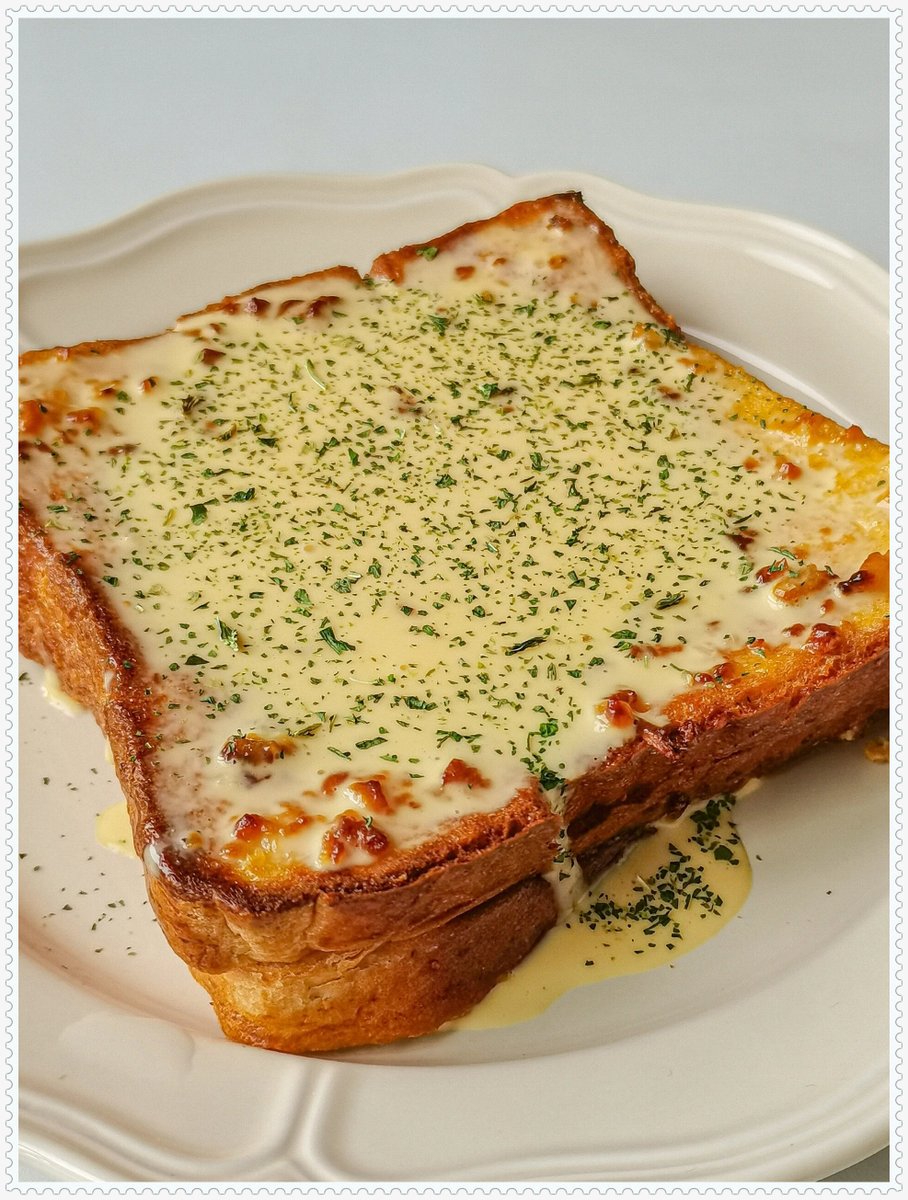 uR3cyyZtB0hE1DJ's tweet photo. Just whipped up fluffy garlic butter toast for my midnight snack—crispy edges, fragrant garlic, perfect comfort fix! https://t.co/Sbmvoaj7ff