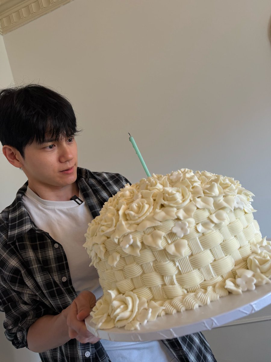 ongepics's tweet photo. ✨ also, the members celebrated my birthday in advance in LA
✨ they gave me a big birthday celebration with breakfast and cake
✨ jisung hyung woke up early in the morning and made seaweed soup and all the side dishes for me…🥺
✨ *images* https://t.co/NSVb98beGy