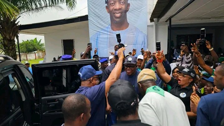 Odunayo2612's tweet photo. Arrival of the Deputy Governor, Barr. Bayo Lawal  at the Bimbo Adekanmbi Campaign office, Jericho, Ibadan. 

The atmosphere is charged. Now, let the meeting begin!

Omotuntun 3.0 https://t.co/6S1vPuoNUB