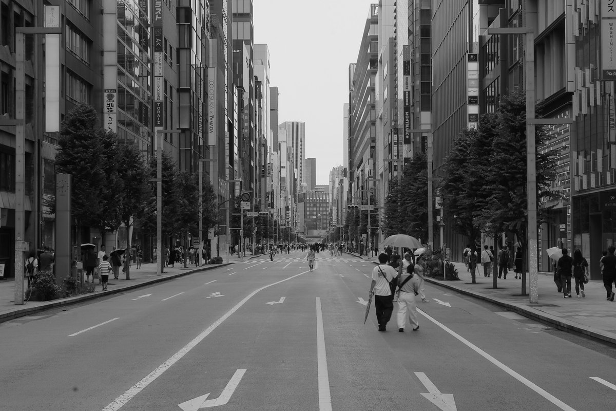 shot1ww's tweet photo. 銀座中央通り。歩行者天国ながら、あまりぱっとしない空模様だと人出も少なめ。
2026.8.11 https://t.co/QQUShVpAXD