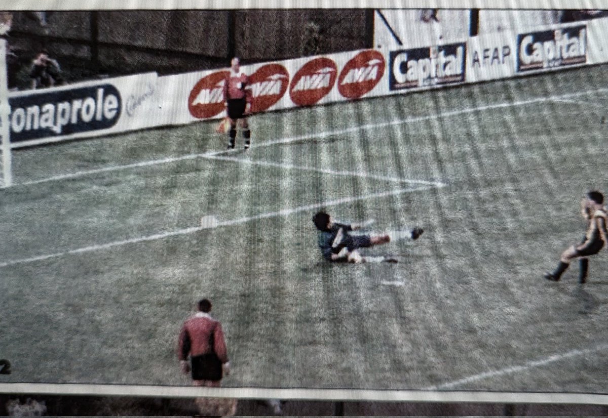 miguelo_mk's tweet photo. Hoy se cumplen 30 años del clásico del show gol y la tarjeta azul jugado en Paysandú. https://t.co/kl6zjgF2Fx