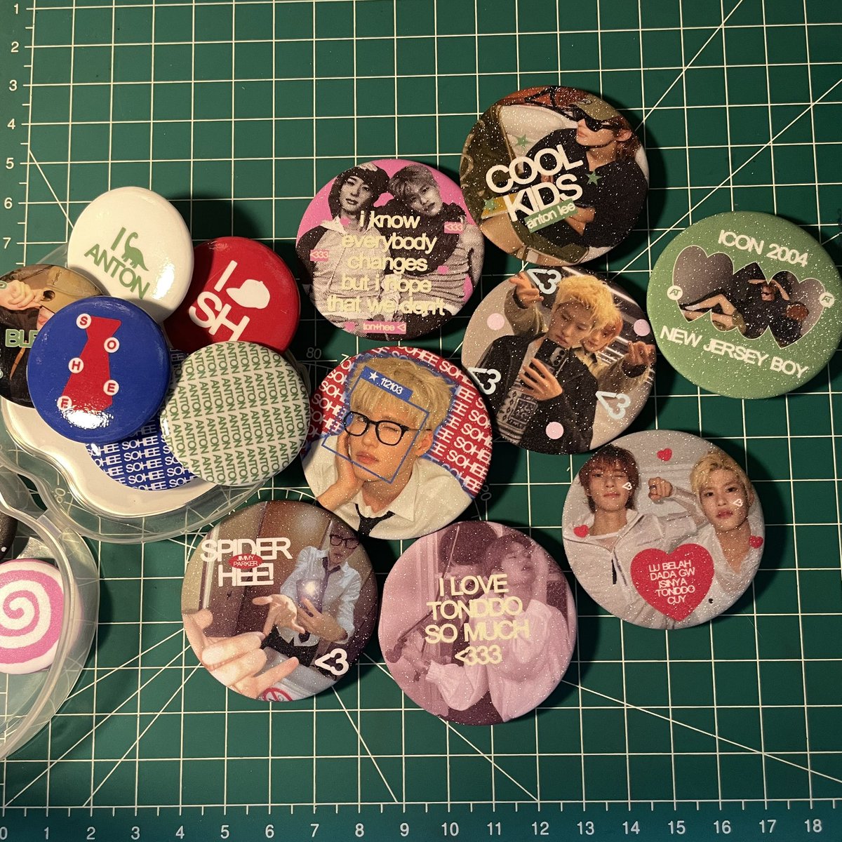 ntonddo's tweet photo. aku cetak pin button lagi :3 super duper gemas!! vendor kali ini bagus banget <333 glitternya bagus banget 😭🫶🏻 https://t.co/6zUA6g9QXu
