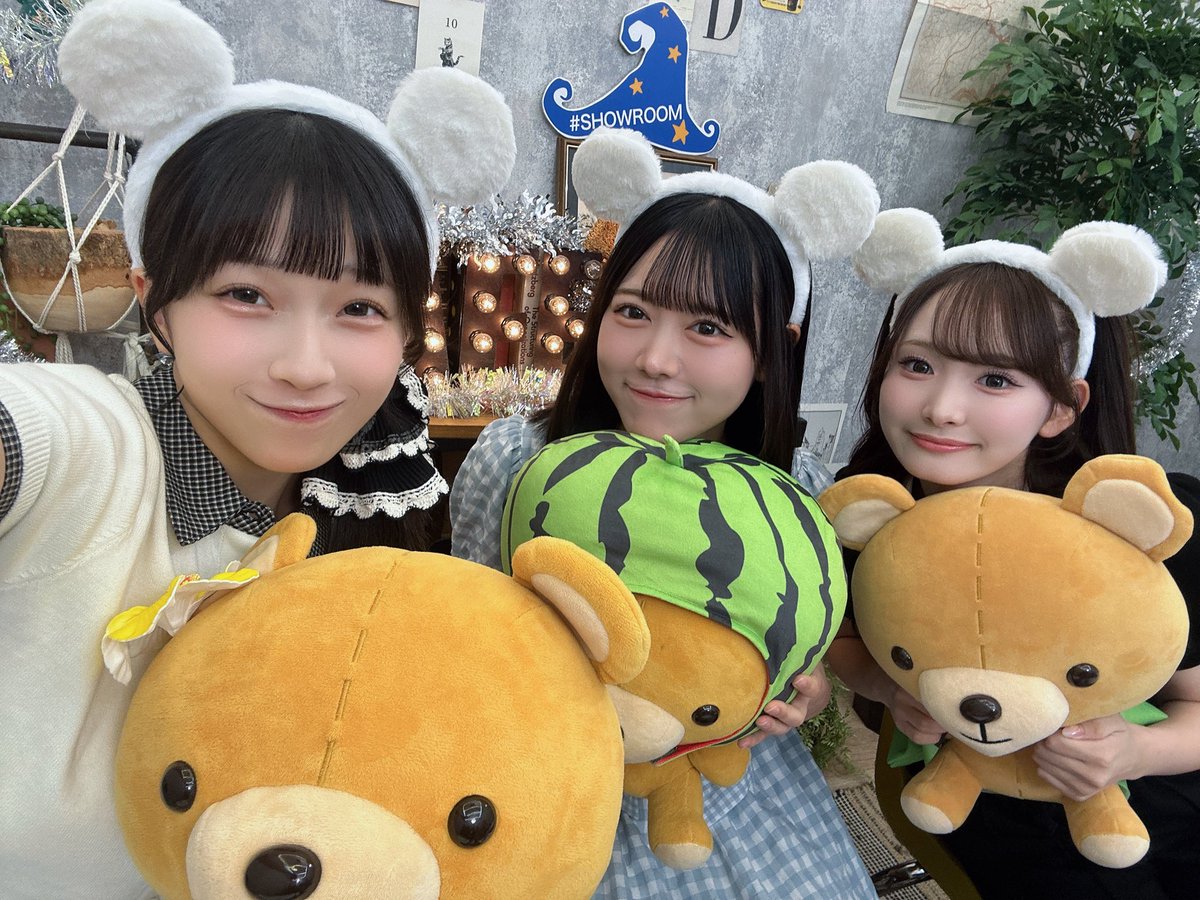 onishi_aoi's tweet photo. #じょいドン ありがとうございました🐻‍❄️🫶🏻
今年もサマーくまくま🐻‍❄️くじまつり♪やっていただけて嬉しすぎたよー！ʕ⸝⸝•̀ᴥ•́⸝⸝ʔ💖
お祝いの超特大スイカにフルーツ大福も！🍉ありがとうございます🥹🥲😭みんなでもぐもぐいただきました( ˶ˆ⤙ˆ˵ )❣️超はっぴ〜ʕ⸝⸝´> ﻌ <`⸝⸝ʔ💗
 #ニアジョイ https://t.co/GSPrXMQep2